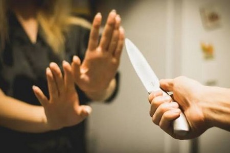 Kürdəmirdə ər arvadına 10 bıçaq zərbəsi vurub