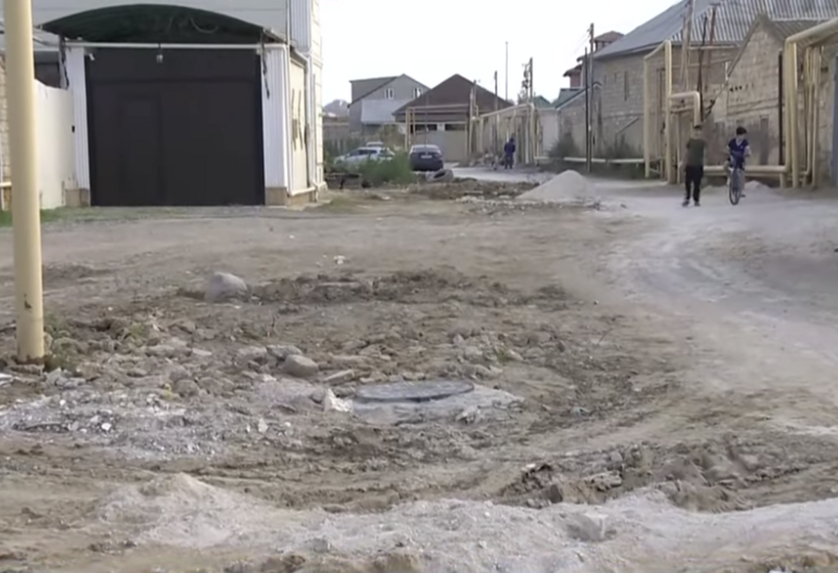 Buzovnanın kələ-kötür yolları sakinlərə çoxsaylı problemlər yaradır - VİDEO