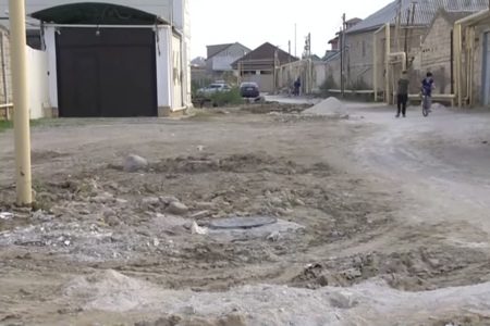 Buzovnanın kələ-kötür yolları sakinlərə çoxsaylı problemlər yaradır - VİDEO