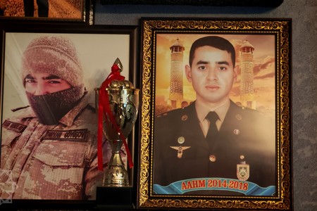 Zirehli gödəkçəsini əsgərinə verib özü şəhid olan leytenant