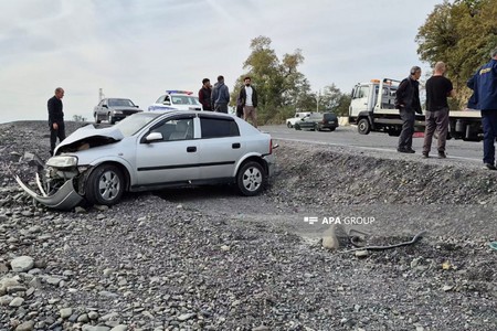Astarada yeniyetmə sürücü maşını dirəyə çırpıb