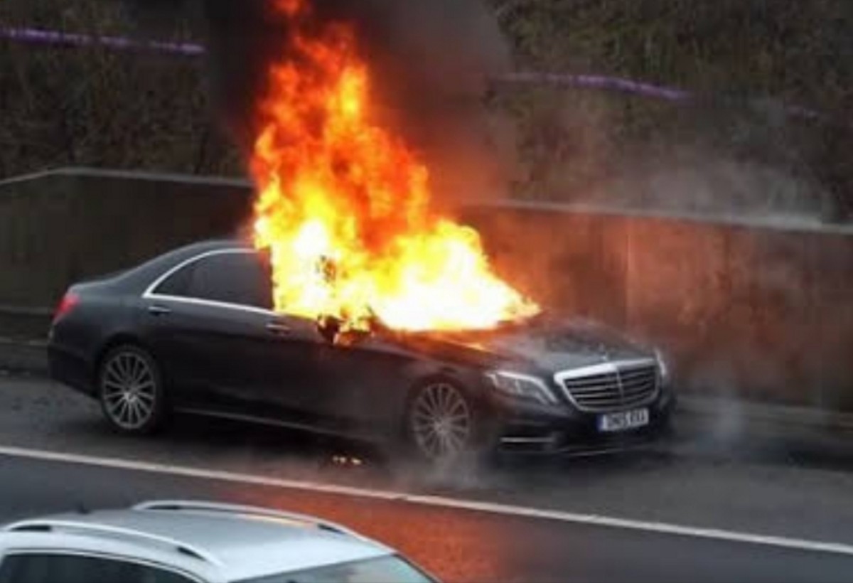 Bakıda Mercedes partlayıb, yaralı var