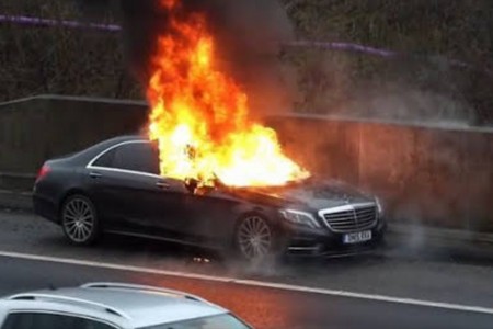 Bakıda Mercedes partlayıb, yaralı var