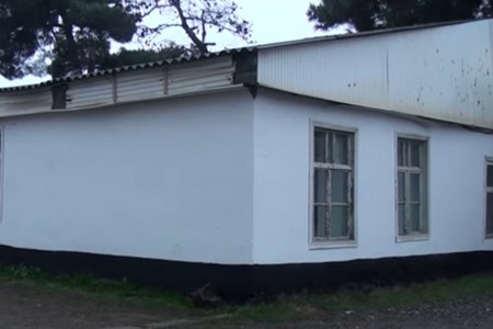 Siçan iyindən sinifdə dayanmaq olmur - Xaçmaz məktəbi bərbad durumda - VİDEO
