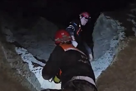 Dağda ilişib qalan gənc xilas olundu - VİDEO