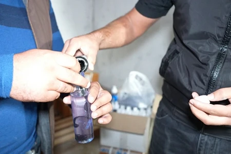 Boyanı dabaq xəstəliyi dərmanı kimi satan dələduzlar saxlanılıb - VİDEO