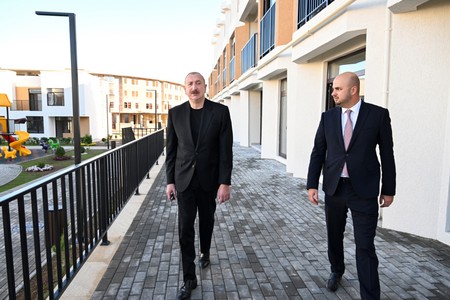 Prezident Zəngilan şəhərində yaşayış kompleksində görülmüş işlərlə tanış olub