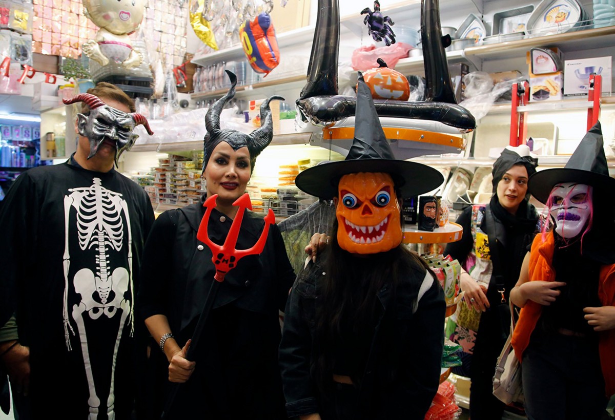 Hellouin aksesuarlarının qiymətləri: 15 manata pariklər, 45 manata maskalar - ARAŞDIRMA