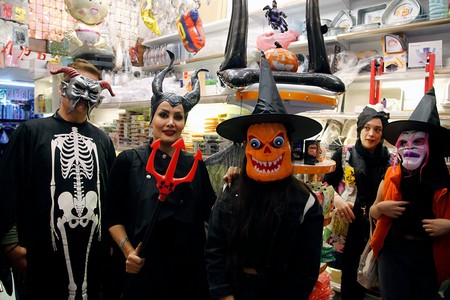 Hellouin aksesuarlarının qiymətləri: 15 manata pariklər, 45 manata maskalar - ARAŞDIRMA