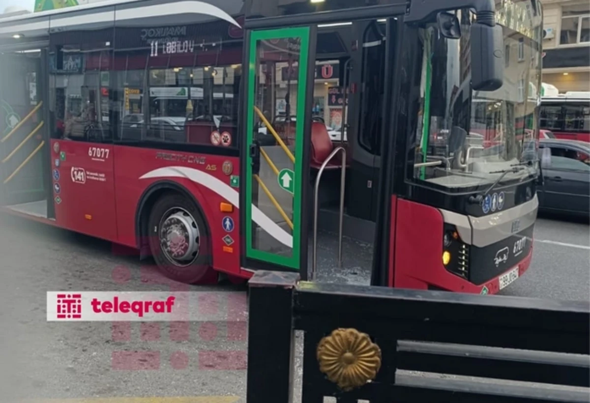 Bakıda sərxoş sərnişin avtobusun şüşəsini qırdı