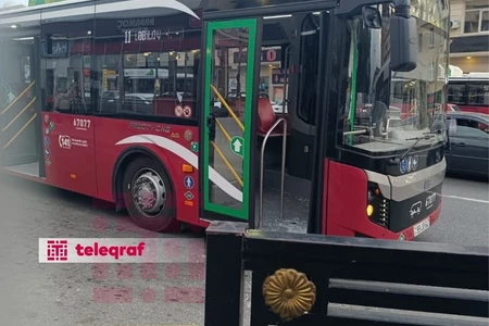Bakıda sərxoş sərnişin avtobusun şüşəsini qırdı