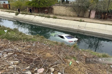 Sumqayıtda avtomobil kanala düşüb, xəsarət alanlar var