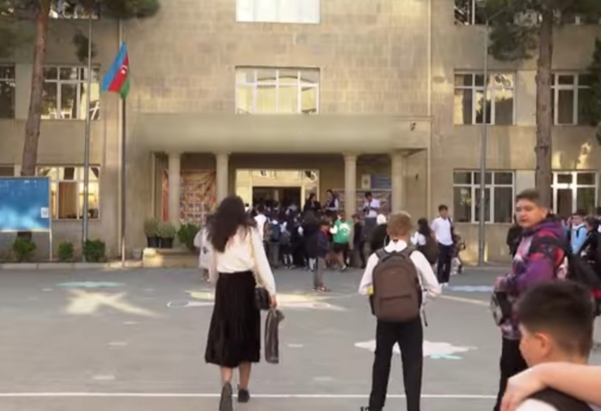 Məktəblərdə qızlara şalvara qoyulan qadağa narazılıq yaratdı - VİDEO