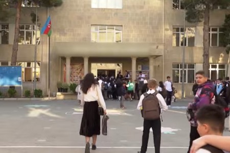 Məktəblərdə qızlara şalvara qoyulan qadağa narazılıq yaratdı - VİDEO