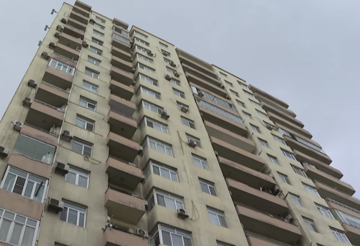 Binaların pəncərələrindəki dəmir barmaqlıqlar niyə sökülür? - VİDEO