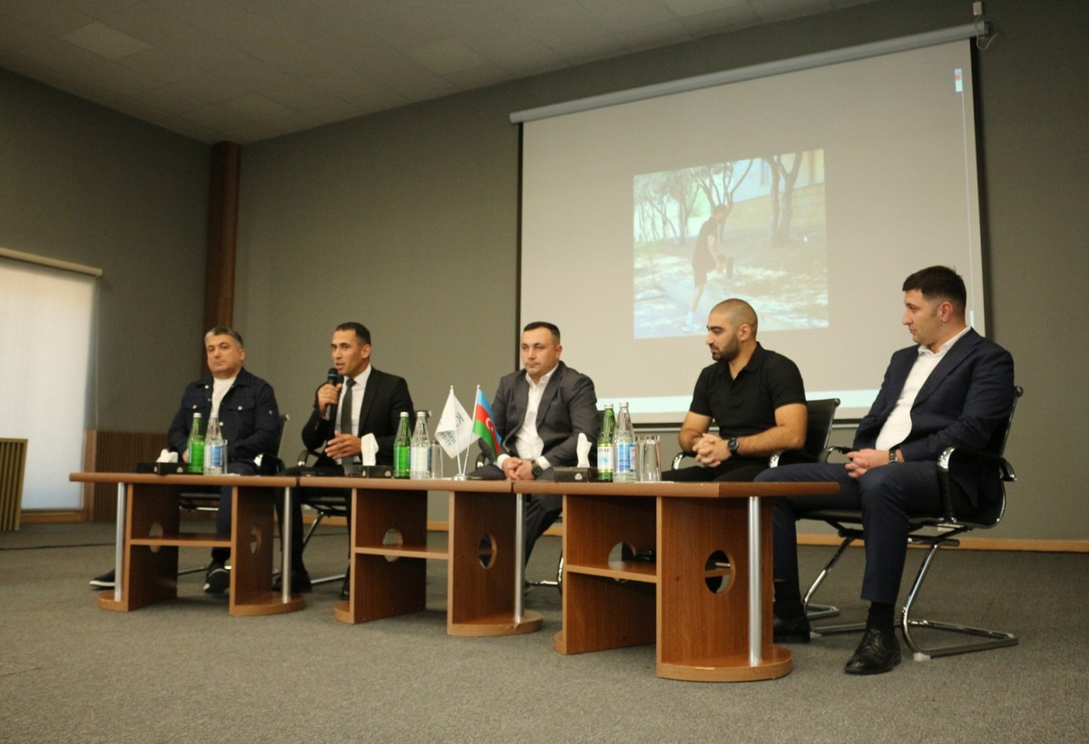 Qarabağ Universitetində Zəfəri yazanlarla tələbələr bir araya gəldi