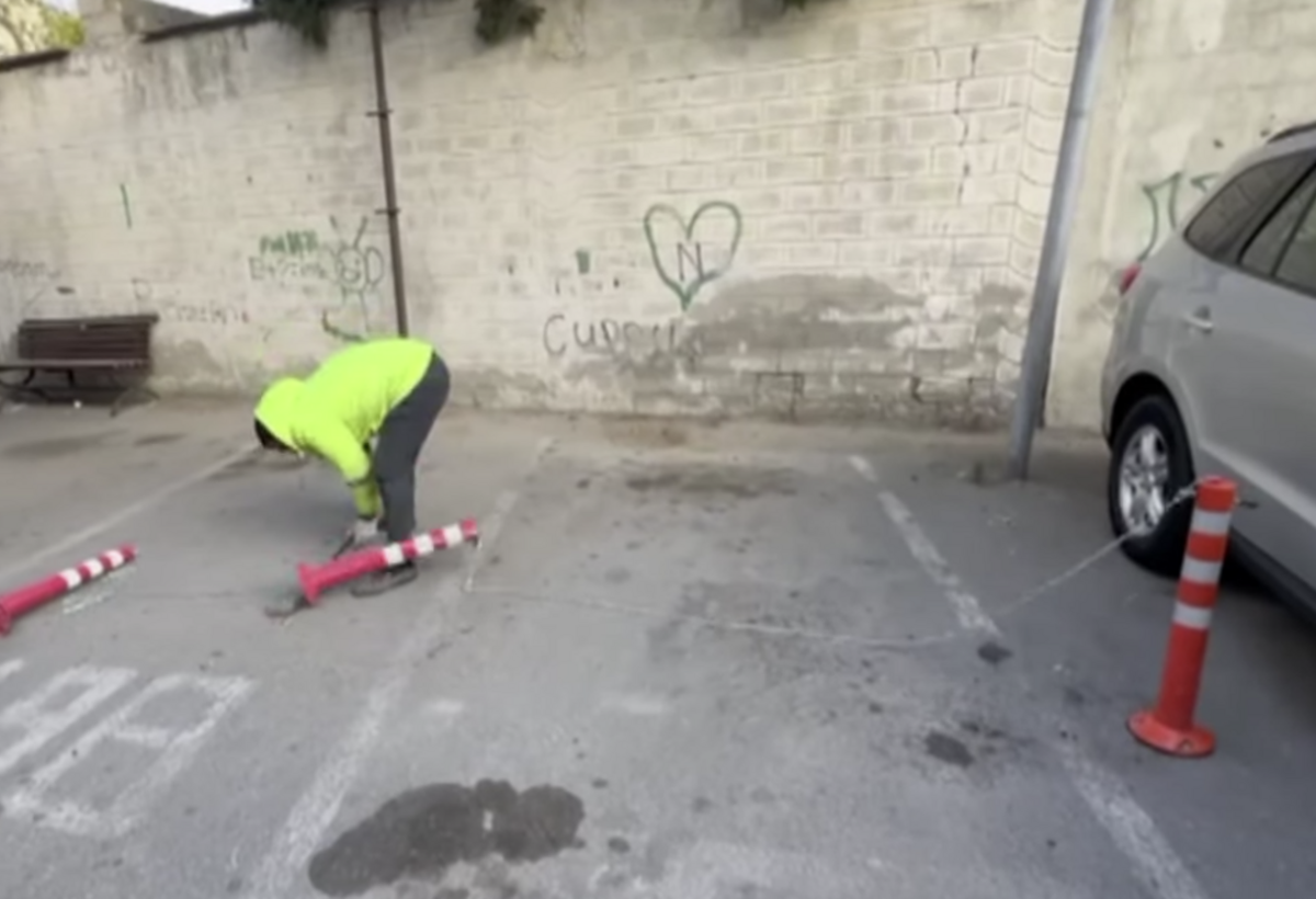 Binanın həyətində qanunsuz yaradılmış parklanma yerləri ləğv edildi - VİDEO