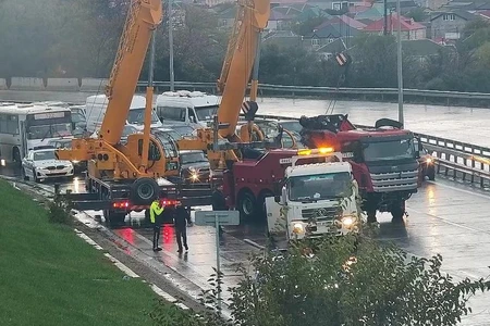 Bakıda yük maşını aşdı, kranlar əraziyə cəlb edilib