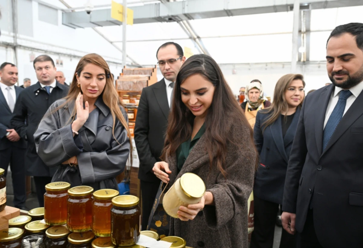 Leyla Əliyeva və Arzu Əliyeva arıçılıq məhsullarının sərgi-satış yarmarkasında - FOTO