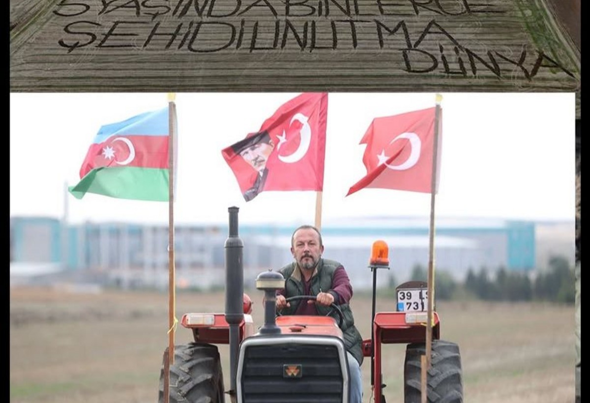 Türkiyəli fermer tarlasına Qarabağ Zəfəri mesajı yazdı