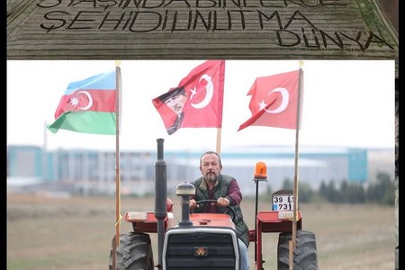 Türkiyəli fermer tarlasına Qarabağ Zəfəri mesajı yazdı