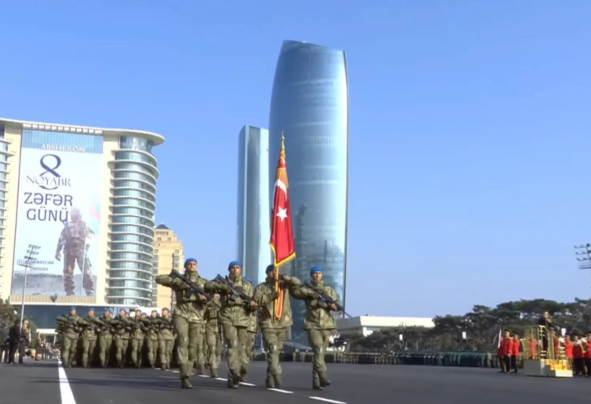 Türkiyə və Pakistan hərbçiləri hərbi paradda tribuna önündən keçib