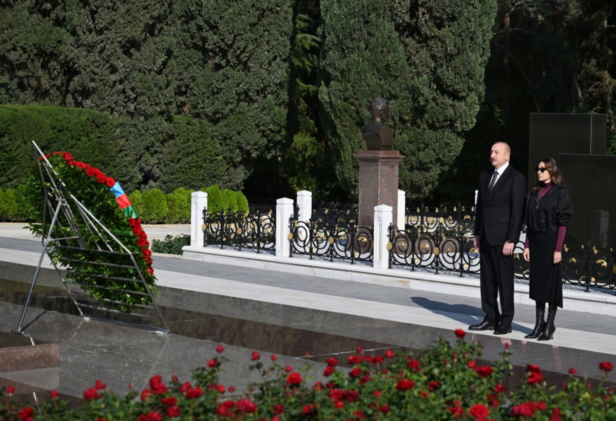 Prezident və birinci xanım Ulu Öndər Heydər Əliyevin məzarını ziyarət ediblər