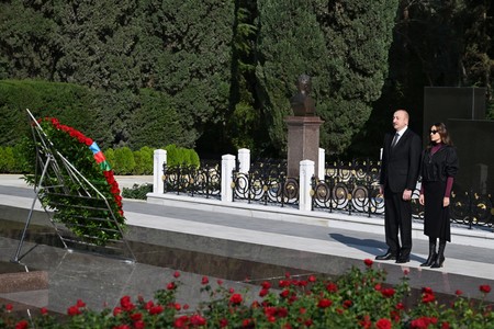 Prezident və birinci xanım Ulu Öndər Heydər Əliyevin məzarını ziyarət ediblər