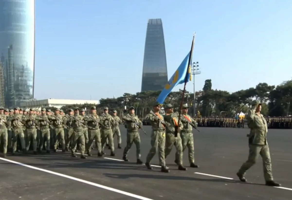 İlk dəfə olaraq İnsansız Sistem Qoşunlarının heyəti hərbi paradda keçid edib