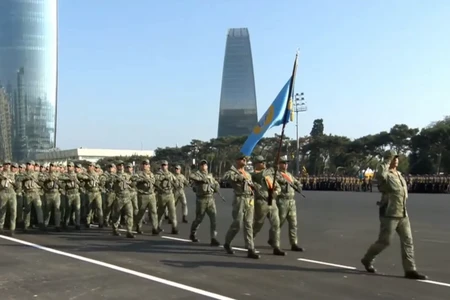 İlk dəfə olaraq İnsansız Sistem Qoşunlarının heyəti hərbi paradda keçid edib