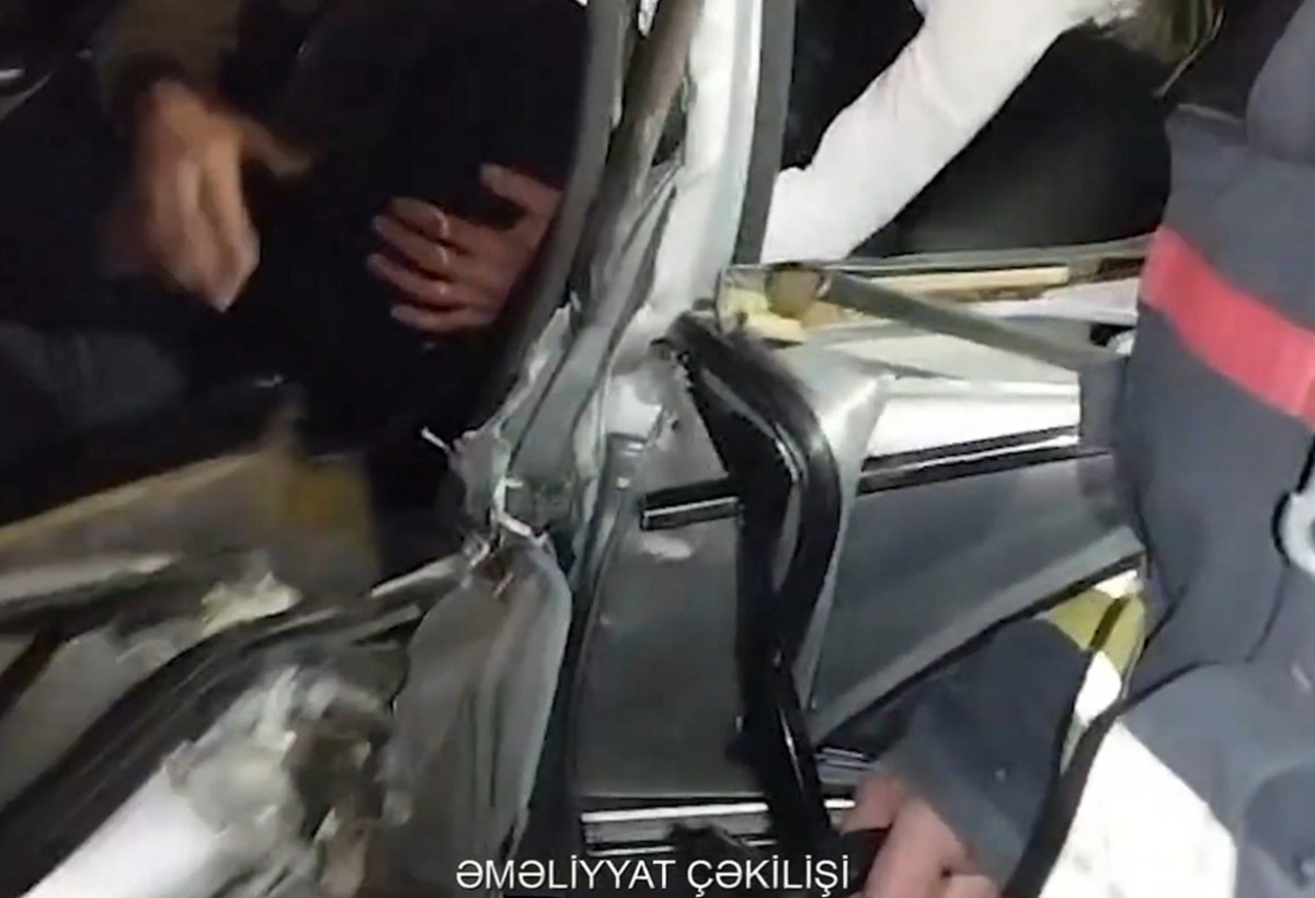 Şəkidə qəzada sürücü maşında sıxılı vəziyyətdə qaldı - VİDEO