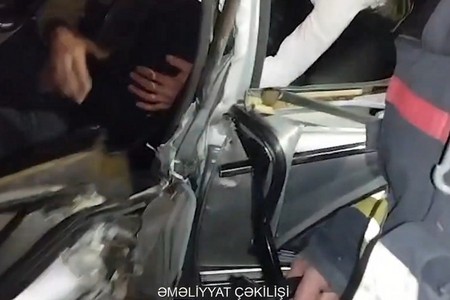 Şəkidə qəzada sürücü maşında sıxılı vəziyyətdə qaldı - VİDEO