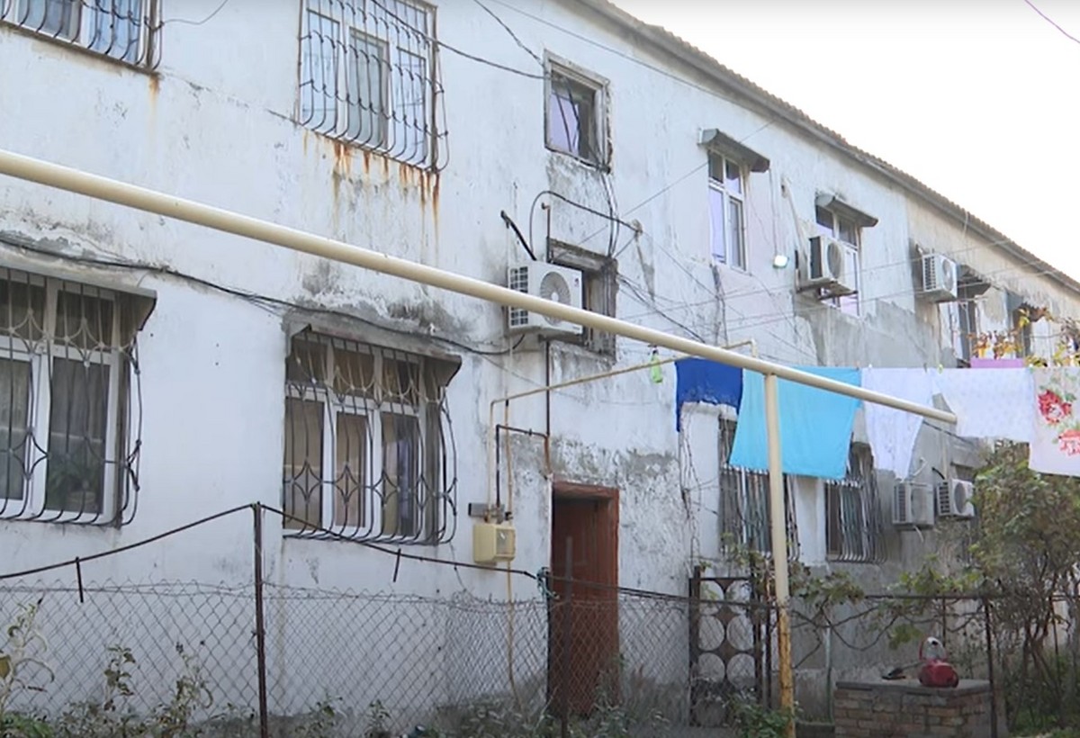 Yaşı 100-dən çox olan bina təhlükə ilə ÜZ-ÜZƏ - VİDEO