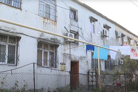 Yaşı 100-dən çox olan bina təhlükə ilə ÜZ-ÜZƏ - VİDEO