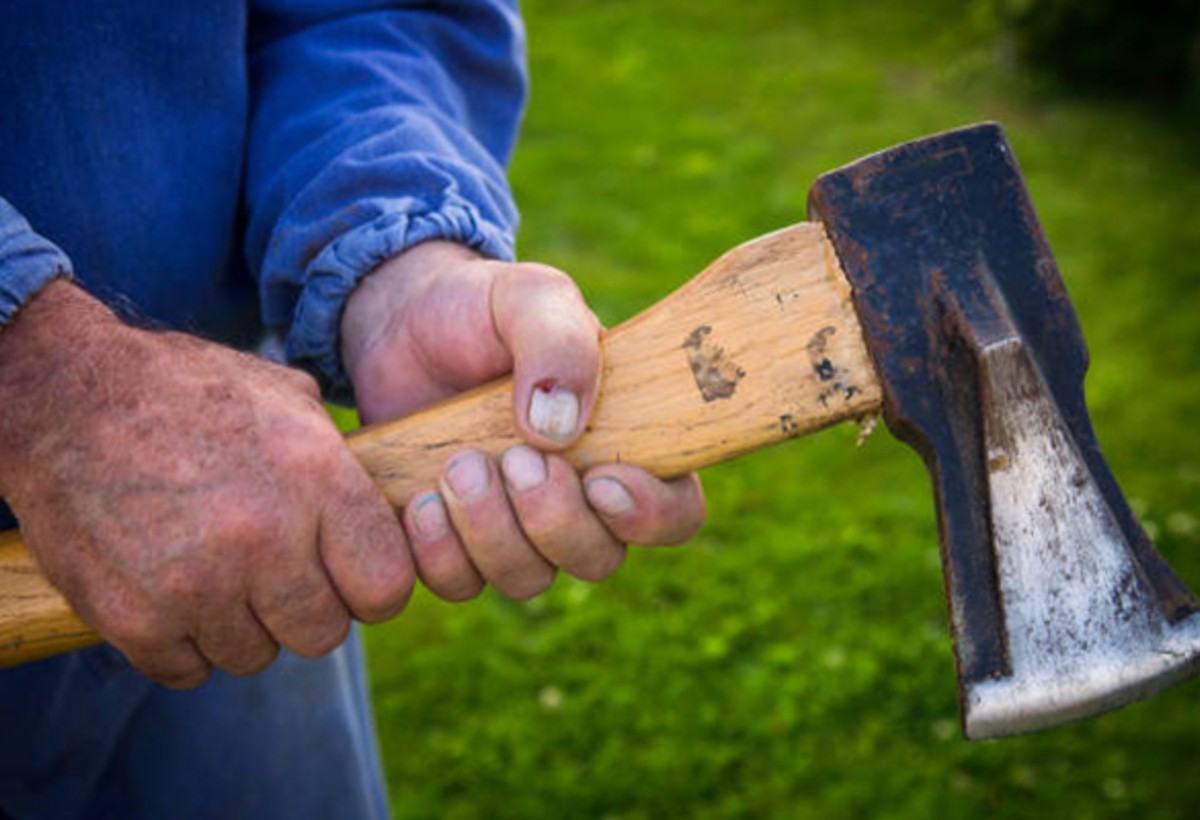 Arvadını baltalayıb, sonra özünü asdı