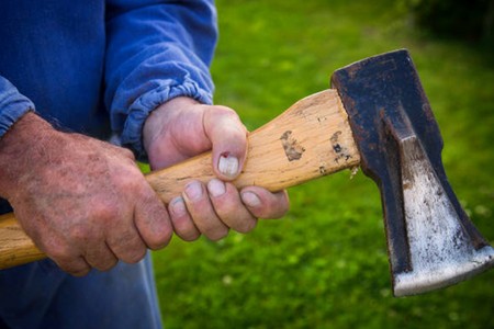 Arvadını baltalayıb, sonra özünü asdı