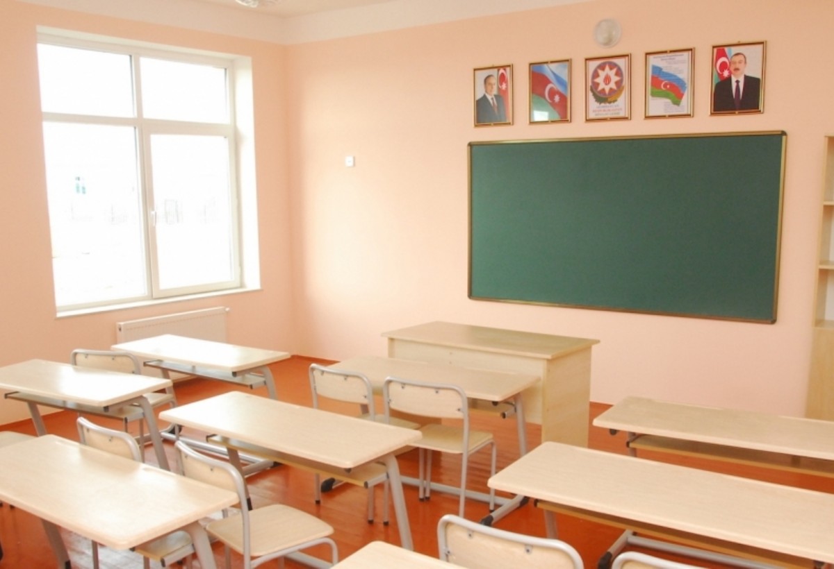 Universitet auditoriyaları məktəb siniflərini xatırladır