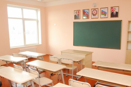 Universitet auditoriyaları məktəb siniflərini xatırladır