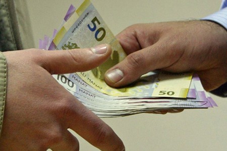 Vəzifəli şəxs videosu ilə şantaj edilib: Xanım, sizə xeyirli istirahətlər!