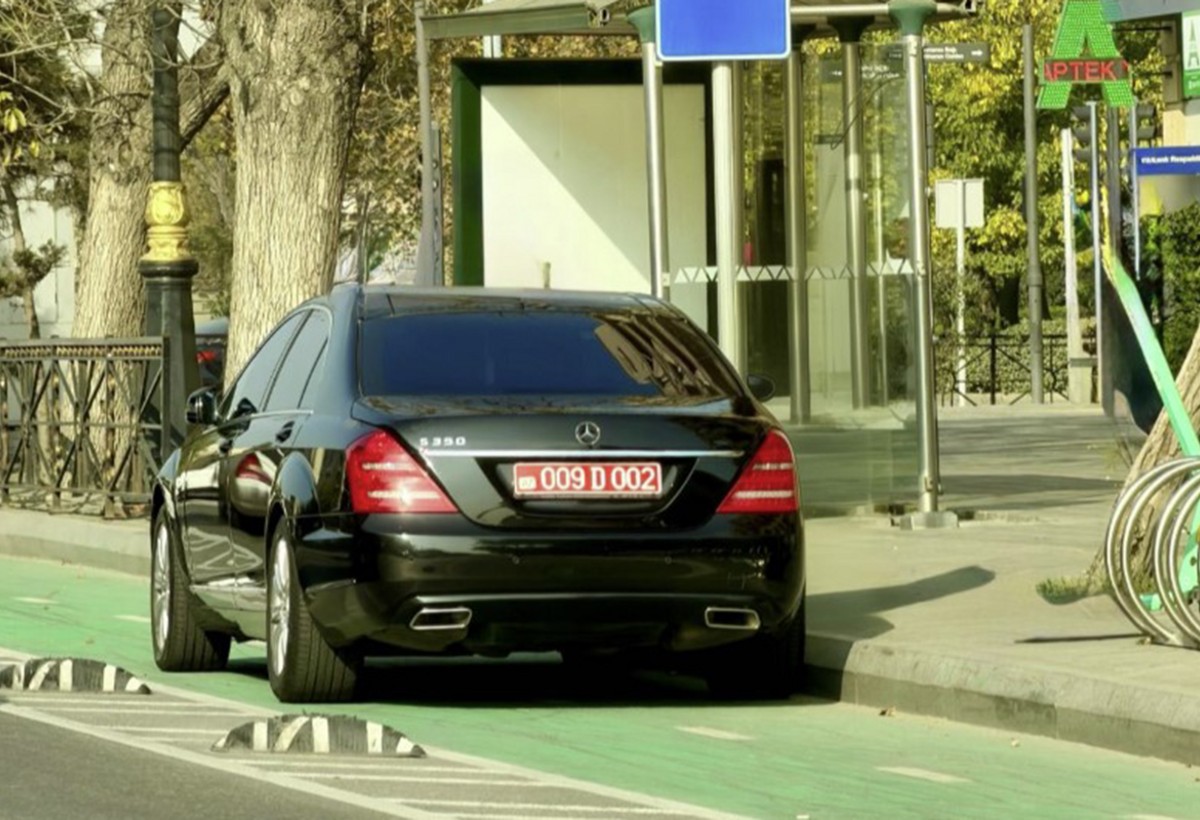 Böyük Britaniya səfirliyinin maşınından kobud qayda pozuntusu