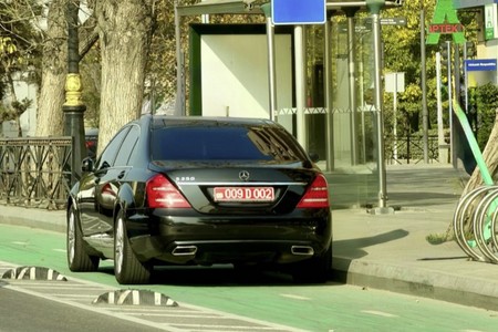 Böyük Britaniya səfirliyinin maşınından kobud qayda pozuntusu