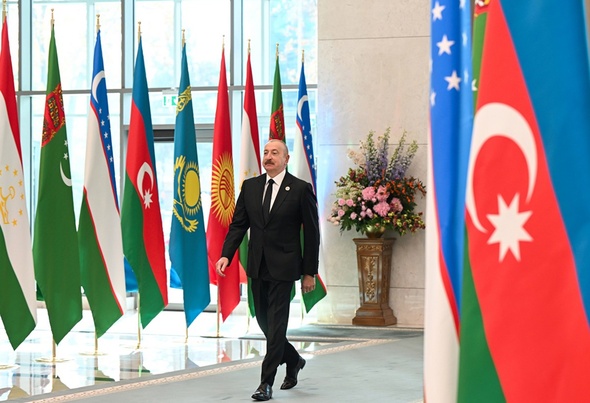 İlham Əliyev liderlərin iclasında çıxış edib