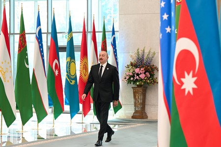 İlham Əliyev liderlərin iclasında çıxış edib