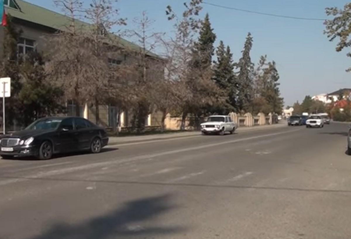 Ucarda görünməyən yol zolaqları: Piyadalar risk altında  - VİDEO