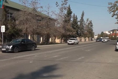 Ucarda görünməyən yol zolaqları: Piyadalar risk altında  - VİDEO