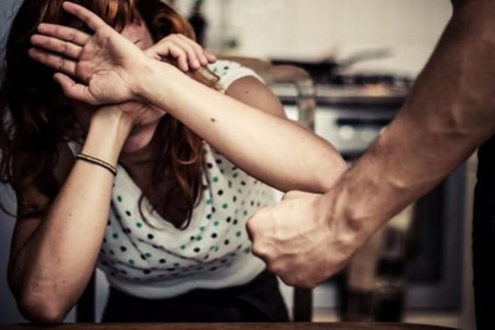 Toya getmək üstündə arvadını döyən kişinin azadlığı 1 illik məhdudlaşdırıldı