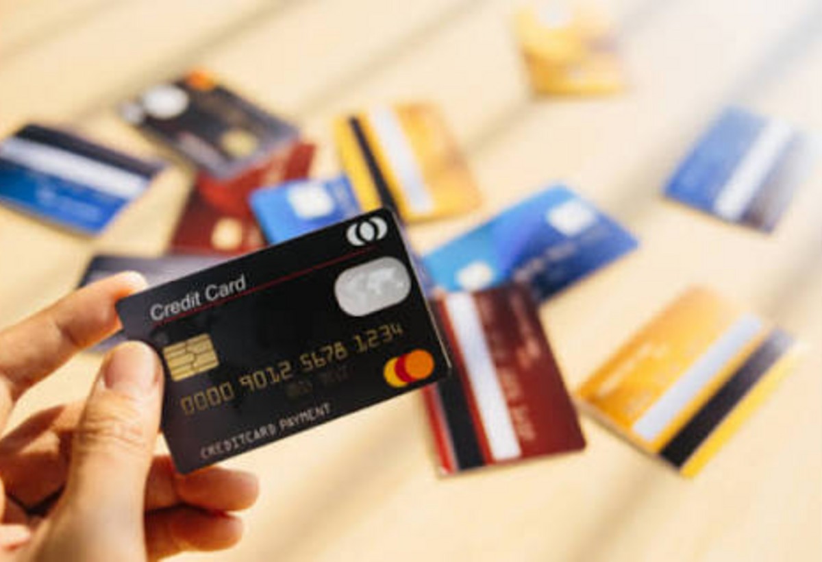 Sərfəli kredit vermək adı ilə kartları belə taladı - VİDEO