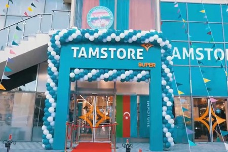 Tamstoredə müdir müavininin müştəri ilə mübahisəsi: “Sanki döyməyə gəlmişdi”