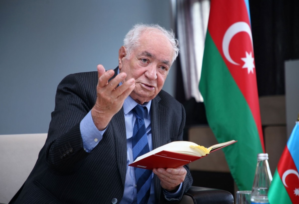 Xalq şairi Vahid Əziz Şərəf ordeni ilə təltif edilib