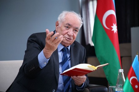 Xalq şairi Vahid Əziz Şərəf ordeni ilə təltif edilib